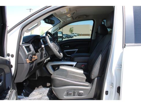Used 2018 Nissan Titan SL w/ Chrome Package AWD/4WD image 11