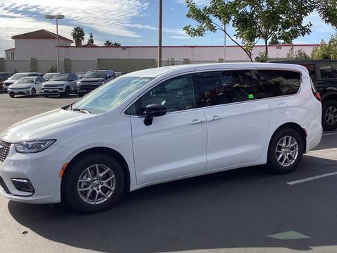 Used 2025 Chrysler Pacifica Select image 1