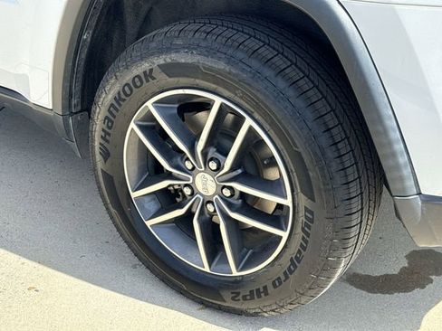 Used 2018 Jeep Grand Cherokee Limited image 12