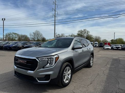 Used 2024 GMC Terrain SLE w/ Driver Convenience Package image 1