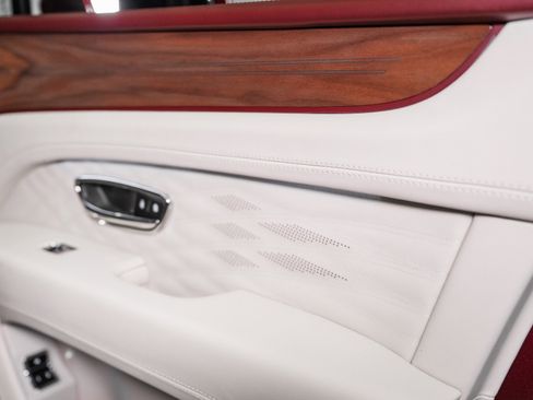 Used 2025 Bentley Bentayga image 57