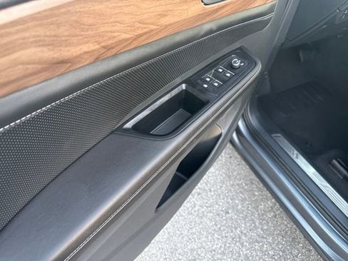 Used 2025 Volkswagen Atlas SE image 11