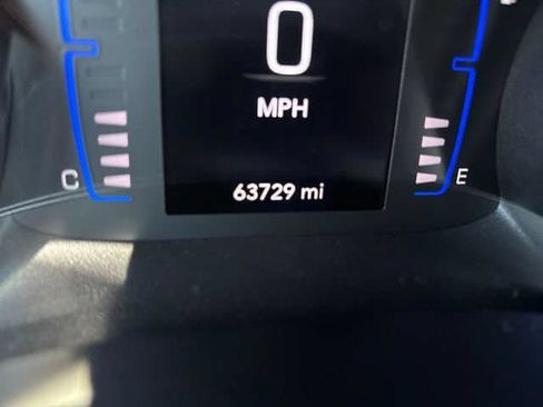 Used 2023 Chrysler Voyager LX FWD image 16
