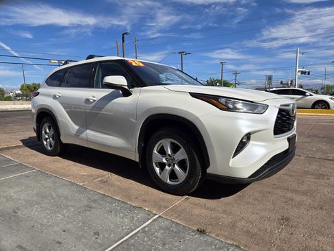 Used 2020 Toyota Highlander LE FWD image 4