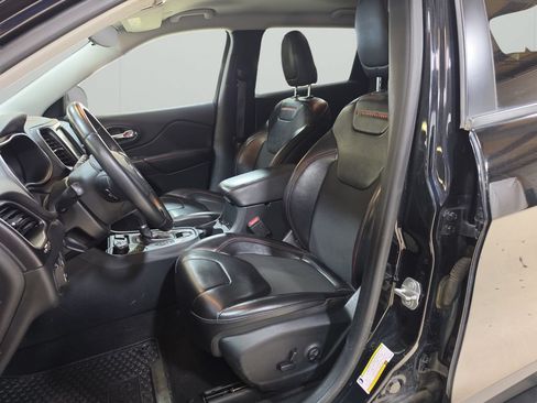 Used 2019 Jeep Cherokee Trailhawk AWD/4WD image 12