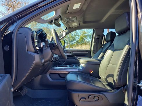 Certified 2025 Chevrolet Silverado 2500 LTZ w/ LTZ Convenience Package image 25