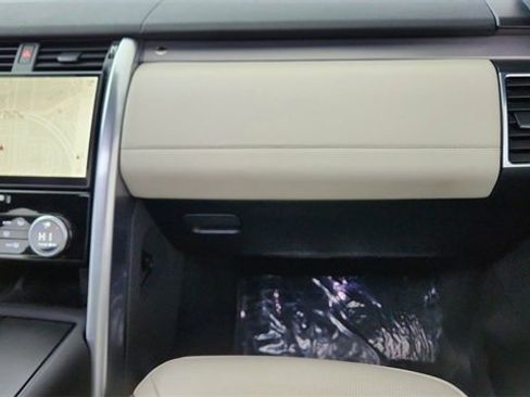 Used 2024 Land Rover Discovery Dynamic SE image 39