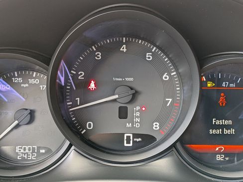 Certified 2024 Porsche Macan image 17