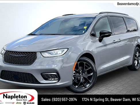 Used 2025 Chrysler Pacifica Limited FWD image 1