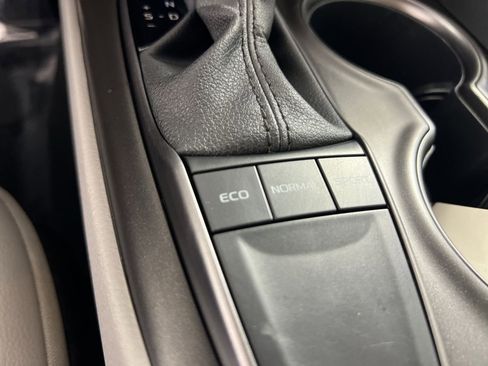 Used 2024 Toyota Camry SE image 32