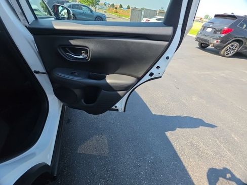 Used 2025 Honda HR-V LX image 29