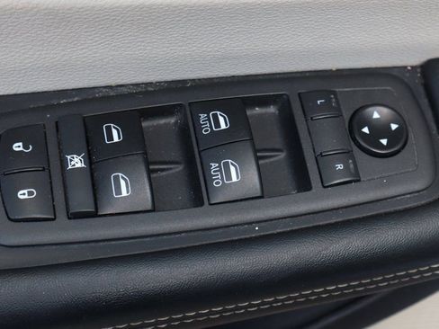 Used 2021 Chrysler Pacifica Touring-L image 18