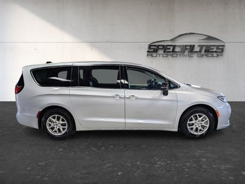 Used 2024 Chrysler Pacifica Touring-L FWD image 11