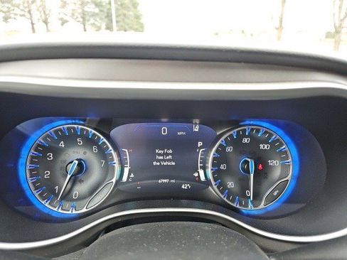 Used 2024 Chrysler Pacifica Touring-L image 22