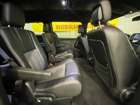 Used 2015 Chrysler Town & Country S image 13