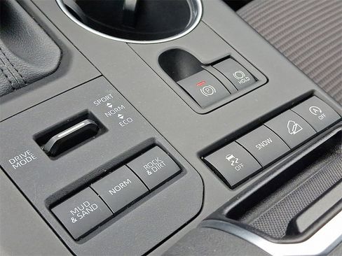 Used 2021 Toyota Highlander LE image 26