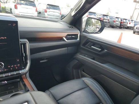 Used 2025 GMC Yukon XL Denali AWD/4WD image 14