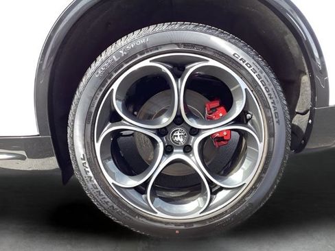 Used 2024 Alfa Romeo Stelvio Veloce image 11