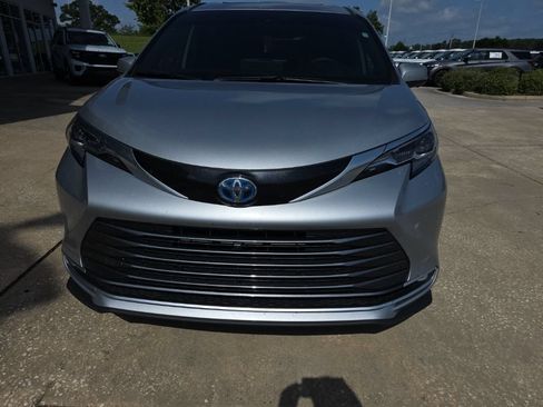Used 2025 Toyota Sienna Platinum FWD image 6