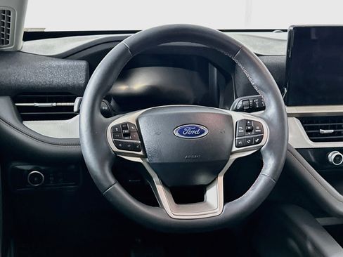 Used 2025 Ford Explorer Active w/ Active Comfort Package RWD image 18