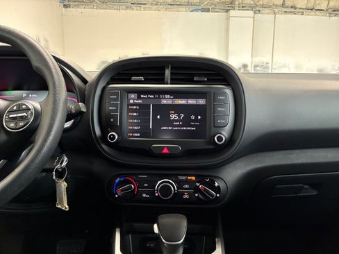 Used 2025 Kia Soul LX w/ LX Technology Package image 17