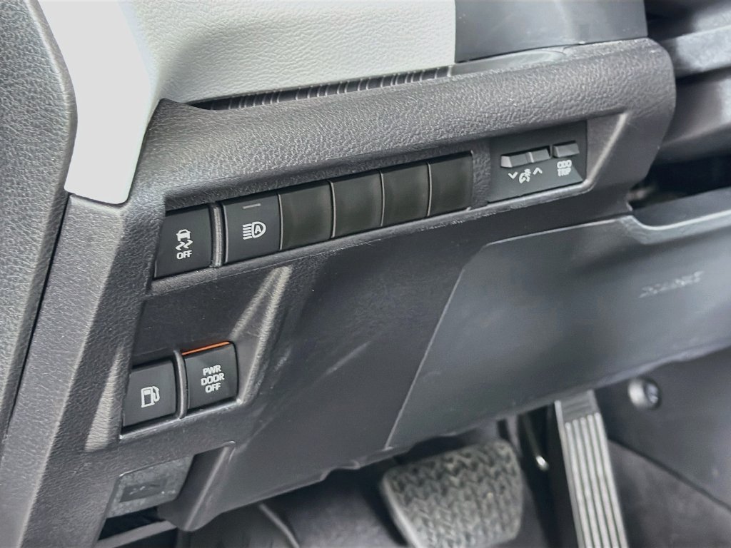 Used 2025 Toyota Sienna XSE AWD/4WD image 11