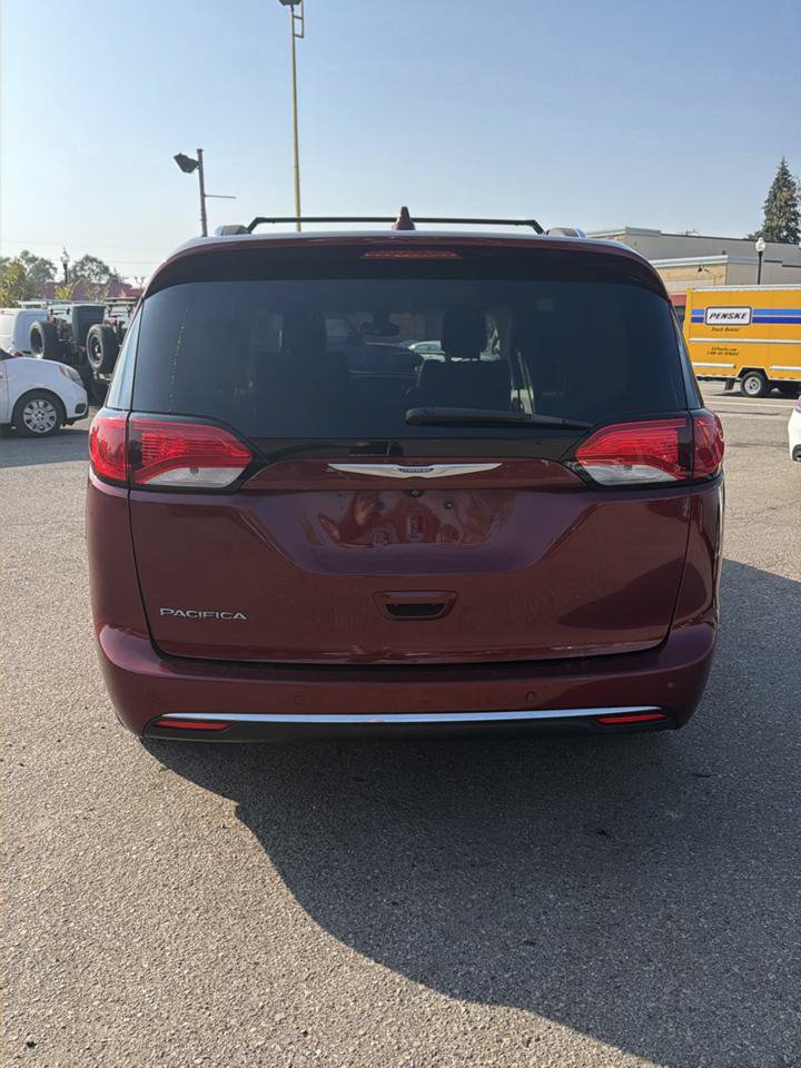 Used 2017 Chrysler Pacifica Touring-L Plus w/ Tire & Wheel Group FWD image 4
