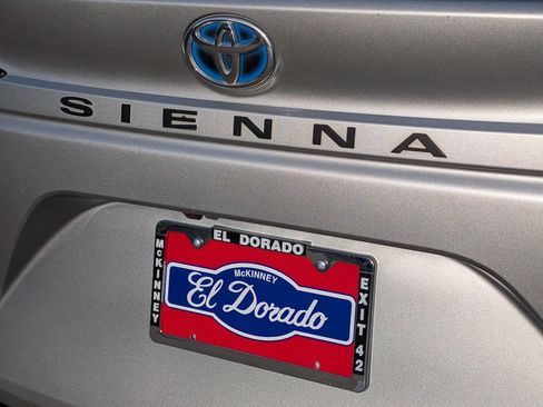 Used 2021 Toyota Sienna LE FWD image 32