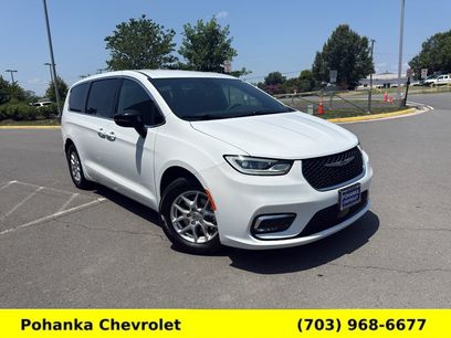 Used 2025 Chrysler Pacifica Select