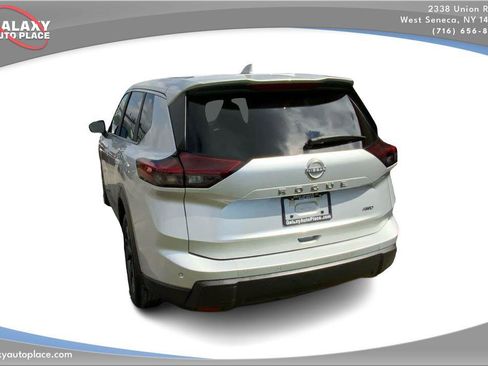 Used 2025 Nissan Rogue SV image 7