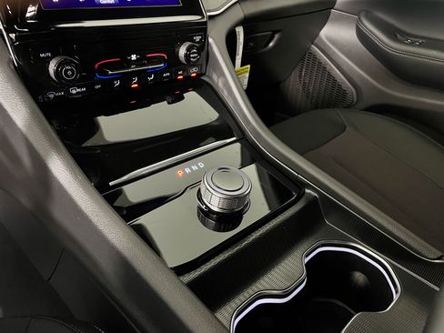 Certified 2025 Jeep Grand Cherokee Laredo image 24