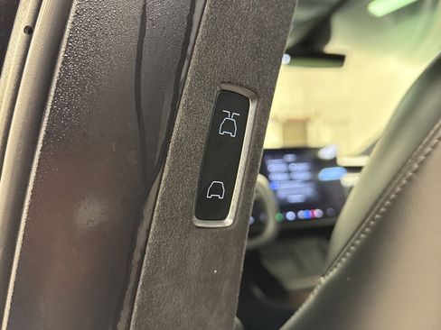 Used 2023 Tesla Model X Base image 17