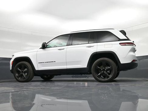 Used 2022 Jeep Grand Cherokee Altitude RWD image 45