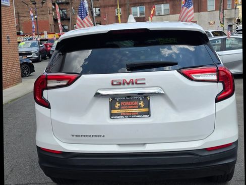 Used 2024 GMC Terrain SLE FWD image 12