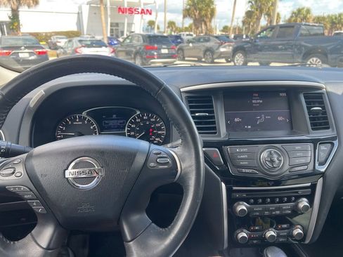 Used 2017 Nissan Pathfinder SV image 8