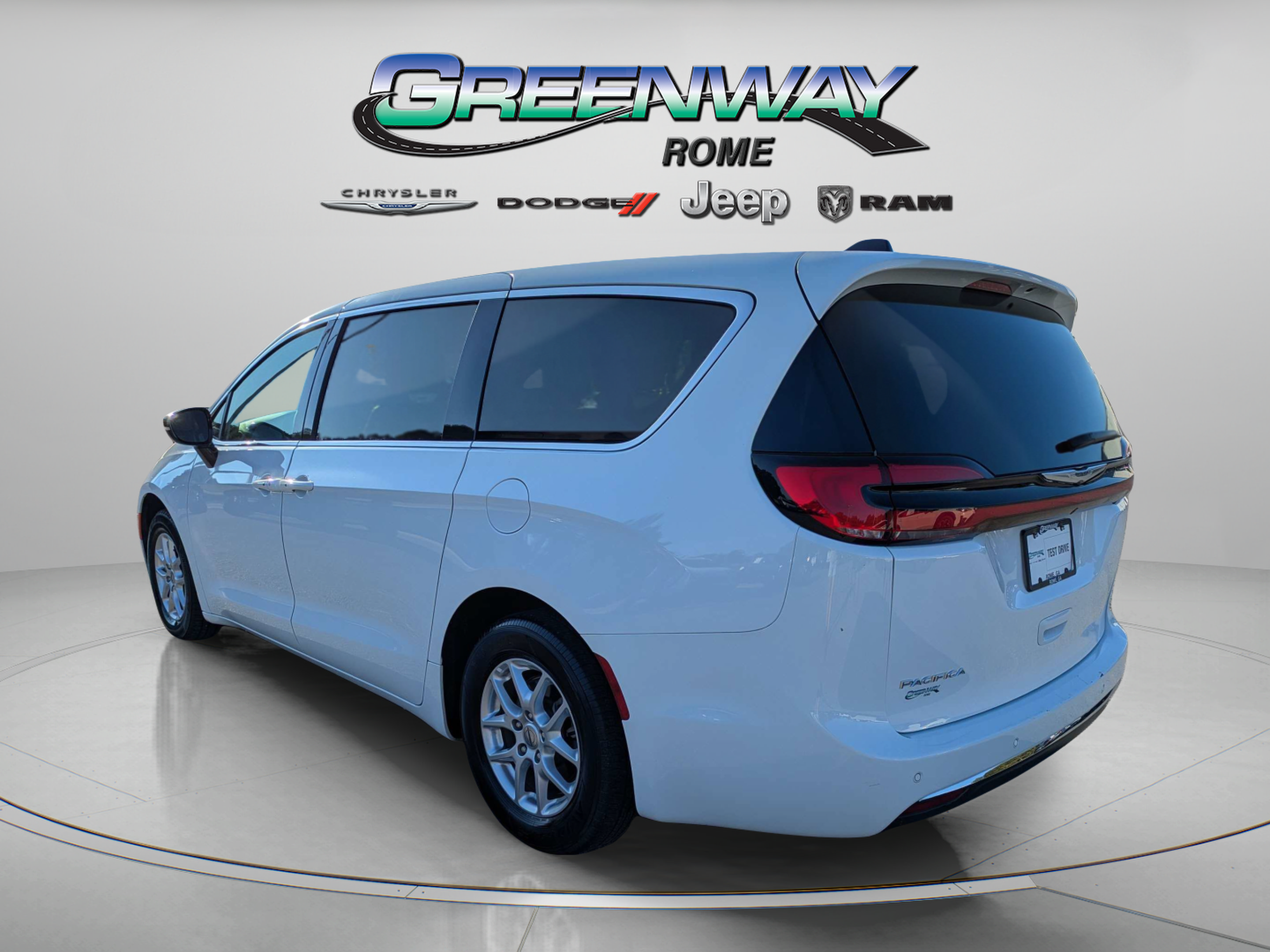 Used 2025 Chrysler Pacifica Select FWD image 5