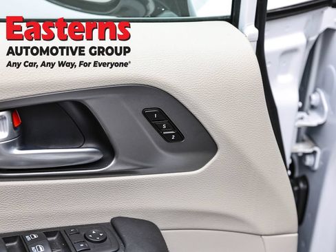 Used 2024 Chrysler Pacifica Touring-L FWD image 21