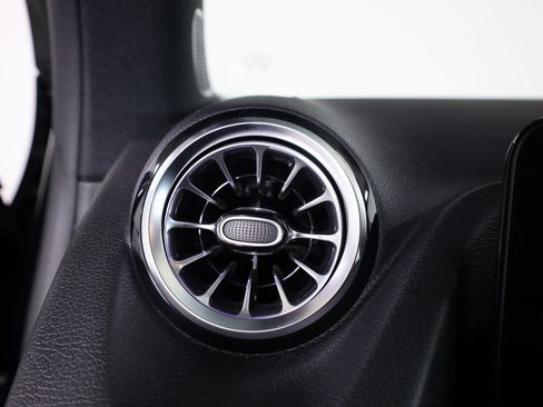 Used 2023 Mercedes-Benz GLA 250 4MATIC image 15