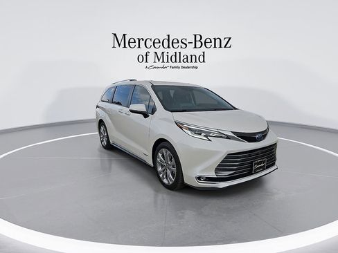 Used 2021 Toyota Sienna Platinum FWD image 2