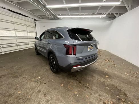 Used 2025 Kia Sorento S image 4