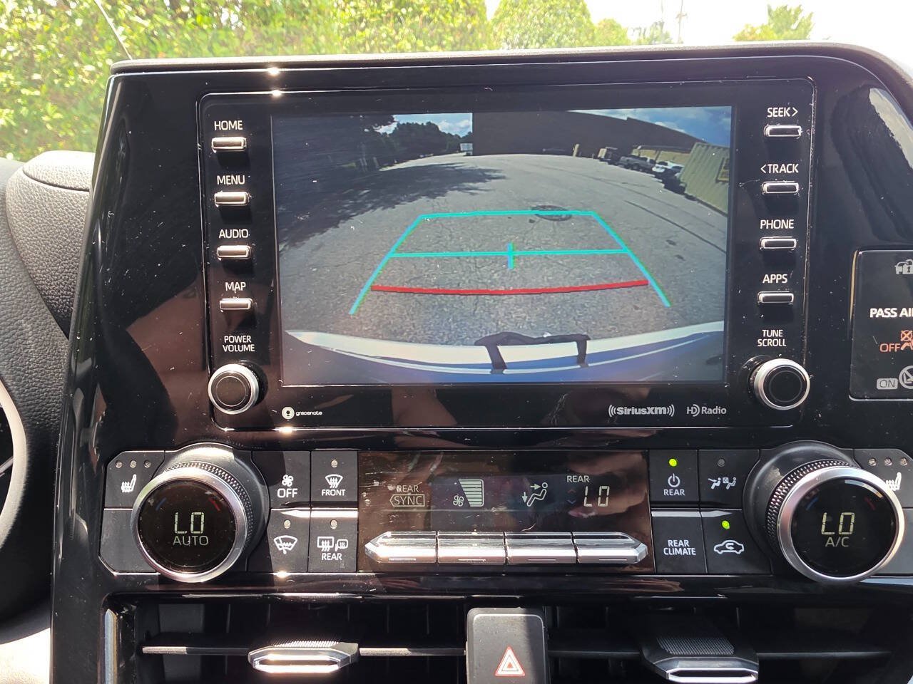 Used 2021 Toyota Highlander XLE AWD/4WD image 19