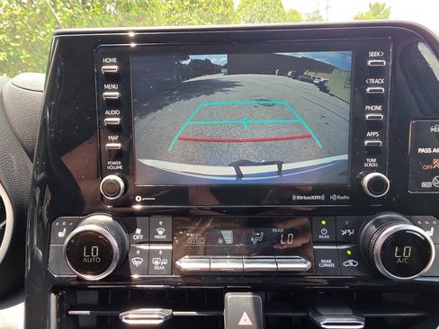 Used 2021 Toyota Highlander XLE AWD/4WD image 19