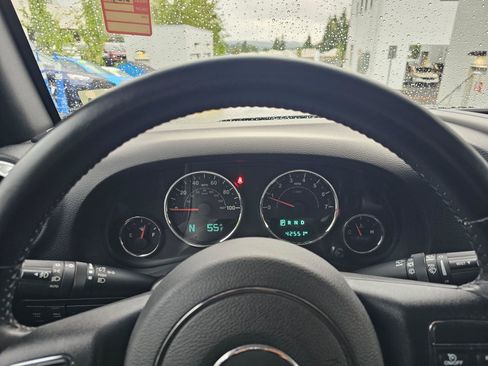 Used 2016 Jeep Wrangler Unlimited Rubicon w/ Connectivity Group AWD/4WD image 27