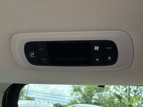 Used 2023 Chrysler Pacifica Touring-L FWD image 22