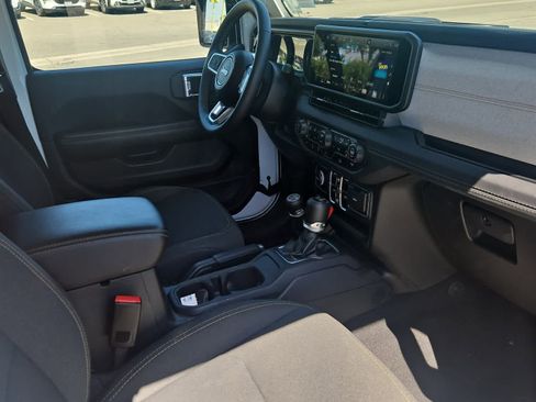 Used 2025 Jeep Wrangler Unlimited Sahara AWD/4WD image 13