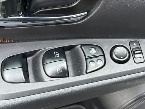 Used 2024 Nissan Kicks SR image 18