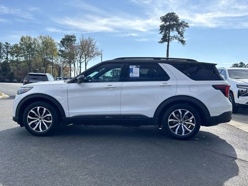 Used 2025 Ford Explorer ST-Line w/ Premium Package image 7