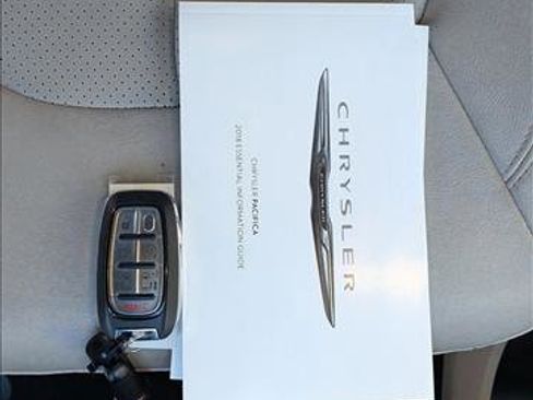 Used 2018 Chrysler Pacifica Touring-L Plus w/ Advanced Safetytec Group image 25