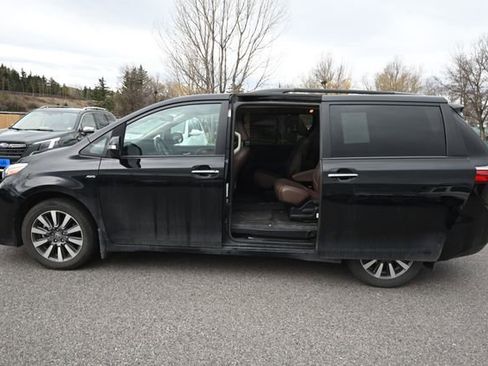 Used 2020 Toyota Sienna Limited image 4