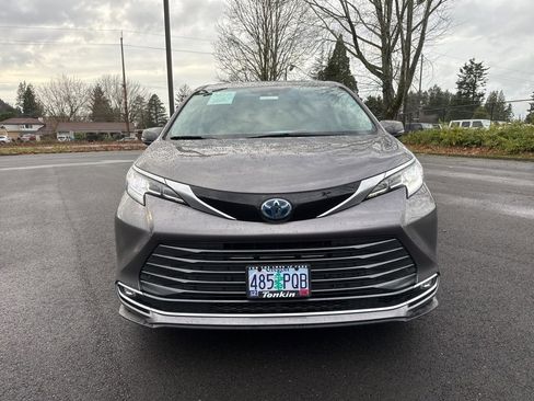 Used 2021 Toyota Sienna Limited image 2